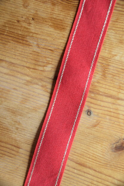 Leinenband rot - schmaler goldener Rand