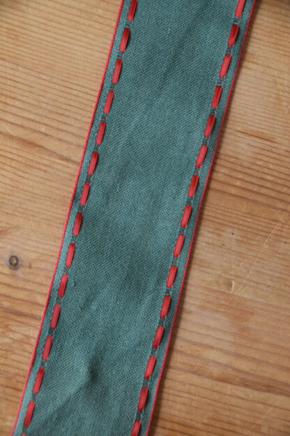 Leinenband grün - roter Bandrand